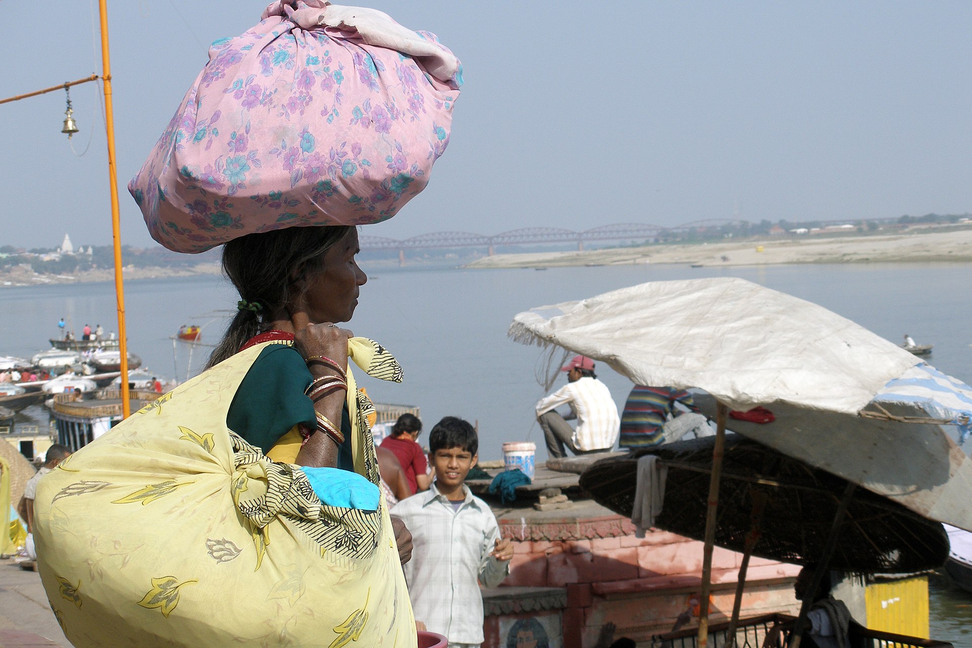 Mulher indiana em Varanasi — às margens do Ganges